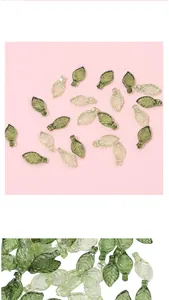 Vue détaillée de perles feuilles en acrylique montrant les veines et les trous percés