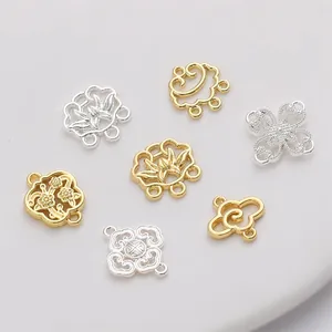 Gros plan de connecteurs de bijoux lotus en or 14K et argent pour création DIY