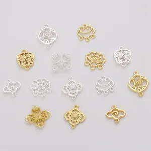 Vue détaillée des pendentifs DIY en forme de lotus et de fleurs de prunier dorés 14K