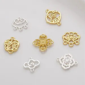 Détail macro de breloques de lotus plaquées or 14K pour la fabrication de bijoux