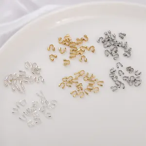 Vista macro di protezioni per cavi a U in oro 14K per la creazione di gioielli fai-da-te