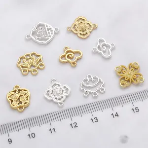 Vue macro de pendentifs fleur de lotus en or 14K et argent pour accessoires DIY