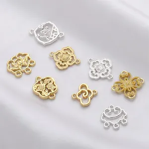 Détail macro de connecteurs lotus plaqués or 14K pour bijoux traditionnels DIY