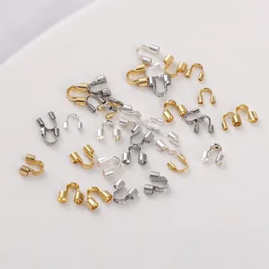 Vista macro di proteggi-filo in oro 14K e argento per la creazione di gioielli artigianali