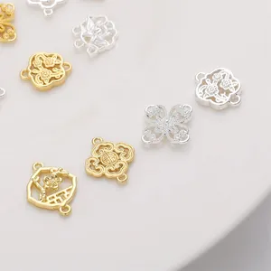 Vue macro de connecteurs de lotus plaqués or 14K pour la fabrication de bijoux DIY