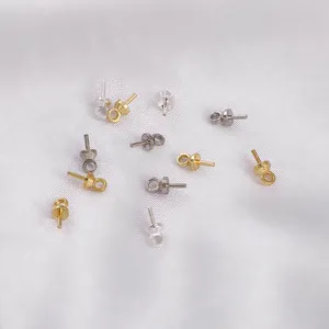 Nahaufnahme von 14K vergoldeten Perlenkappen und Ösen für DIY-Schmuckherstellung