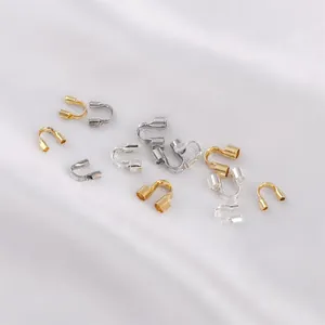 Dettaglio di proteggi-filo a U in oro 14K e argento per creazione gioielli su seta bianca