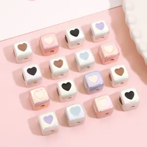 Perles Cubiques Crémeuses en Acrylique à Placage Irisé en Forme de Cœur pour la Fabrication de Bijoux DIY Accessoires de Bracelet Collier Matériaux d'Artisanat