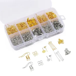 Macro-opname van een 10-vaks doos met gouden en zilveren DIY-sieradenonderdelen en accessoires