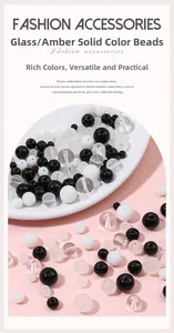 Gros plan de perles en verre noires blanches et claires pour création de bijoux DIY