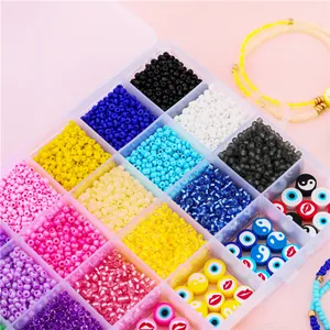 Σετ DIY με χάντρες 24 θέσεων, πολύχρωμες χάντρες και μοτίβα σε διαφανή πλαστική θήκη