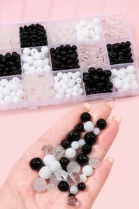 Kit de perles DIY avec perles rondes noires et blanches dans une boîte de rangement