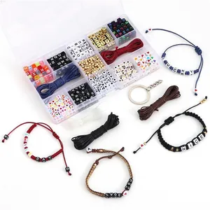 Umfangreiches DIY-Perlen-Set für Armbänder mit Buchstaben, Sortierbox und bunten Kordeln