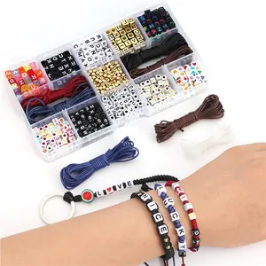 DIY Schmuckset mit Buchstabenperlen, Acrylperlen und elastischen Bändern in einer Box