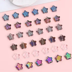 Macro di perline di vetro colorate a forma di stella con rivestimento cangiante per gioielli