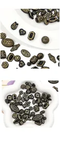 Dettaglio di perle vintage in acrilico nero con rilievo dorato per creazione gioielli