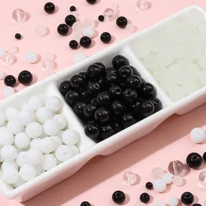 Kit de perles DIY avec perles acryliques noires et blanches dans un plateau céramique
