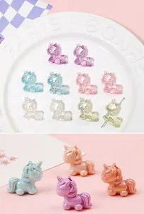 Détail de perles licorne en acrylique coloré avec finition nacrée pour bijoux DIY
