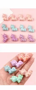 Détail macro de perles licorne en acrylique irisé pour bijoux DIY et artisanat