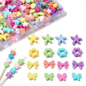 Bunte Acrylperlen im Organizer für DIY-Halsketten und handgefertigten Schmuck