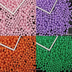 Detail von strukturierten ABS-Beerenperlen in Pink, Lila, Orange und Grün für DIY