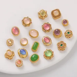 Detailansicht vergoldeter Perlen-Abstandshalter und Edelsteinanhänger für DIY-Schmuck