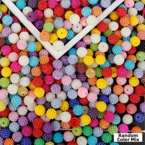 Makro-Detail von bunt gemischten strukturierten ABS-Perlen für DIY-Schmuck und Bastelarbeiten