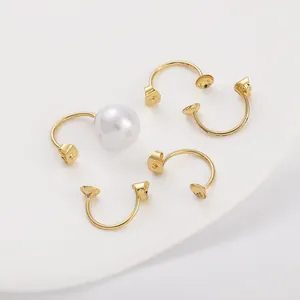 Detailansicht der 14K vergoldeten C-Ohrring-Stecker mit Perlenfassungen für DIY-Schmuck