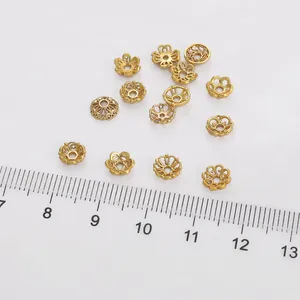 Vue détaillée de calottes fleuries évidées plaquées or 18K pour création DIY