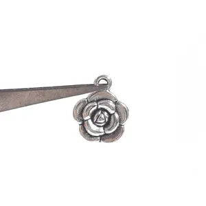 Antiker silberner Rosenblütenanhänger mit Ring für DIY Halsketten und Schmuck