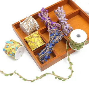 Kleurrijke jute touw set met kunstmatige bladeren voor DIY cadeauverpakking en decor