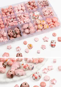 Détails de perles en céramique rose avec chats et fleurs dans une boîte de rangement