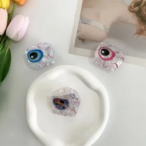 Pinze per capelli a occhio con motivi iris colorati su uno sfondo elegante e chic