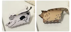 Détail de pinces à cheveux chat avec motif tacheté et texture acétate de haute qualité