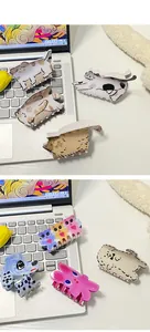Détails de diverses pinces à cheveux animaux sur un clavier d'ordinateur portable