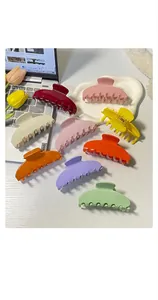 Detalle de pinzas grandes mate para el cabello en tonos macaron con muelle metálico