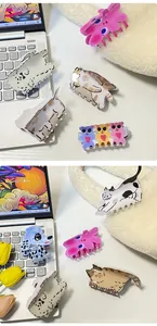Pinces à cheveux animaux mignons avec dalmatiens et chats sur un bureau d'ordinateur