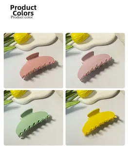 Vista macro de pinzas de pelo macaron en rosa, verde menta y tonos amarillos vivos