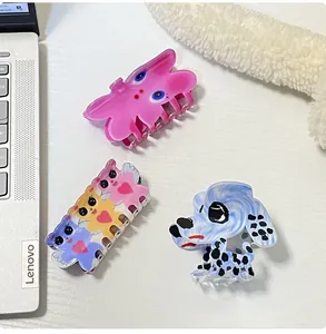 Vue détaillée de pinces à cheveux en acrylique aux motifs de lapin, d'ours et dalmatien