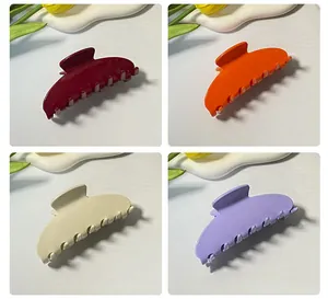 Vista detallada de pinzas para el cabello de acetato en cuatro suaves colores pastel
