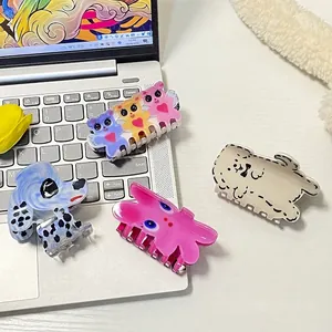 Lot de pinces à cheveux en acrylique motifs chien et lapin sur un clavier d'ordinateur