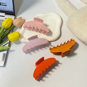 Set de cuatro pinzas grandes para el cabello en colores macaron en bandeja blanca
