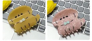 Detalle de las pinzas para el pelo de perrito en rosa perlado y amarillo té con leche