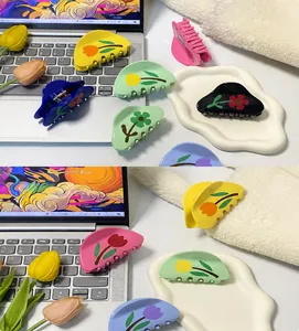 Dettaglio di pinze per capelli con fiori di tulipano colorati su una scrivania moderna