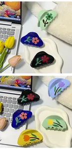 Dettaglio macro di mollette per capelli a tulipano con finitura liscia e denti antiscivolo