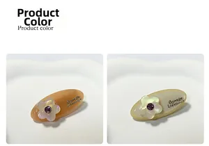 Dettaglio di fermagli in acetato con fiore iridescente e accenti di gemme viola