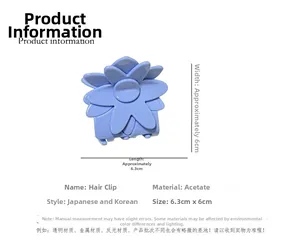 Détail de la pince à cheveux fleurie en acétate bleu clair avec dimensions