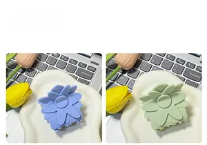 Détail de petites pinces à cheveux fleurs en acétate violet pastel et vert clair