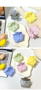 Détail macro de pinces à cheveux fleur de frangipanier mate en diverses couleurs Morandi