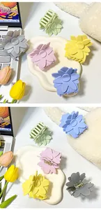 Vue détaillée de pinces à cheveux florales aux couleurs macaron avec fini mat